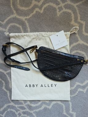 NWT Abby Alley Black Croc-Embossed Original Sling Bag